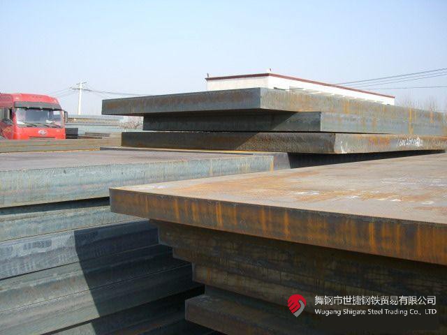 “這是我們研發(fā)的又一個(gè)國內(nèi)首發(fā)產(chǎn)品——174mm的高端特厚鉻鉬鋼板，一共11塊，將替代進(jìn)口，獨(dú)家應(yīng)用于江蘇某重點(diǎn)技改項(xiàng)目核心裝置——氨合成反應(yīng)器的制造！”9月5日，在河鋼集團(tuán)舞鋼公司產(chǎn)線上，看著一批鋼板即將裝車發(fā)往客戶，科技部研發(fā)人員李某某一臉自豪。  該產(chǎn)品的各項(xiàng)要求在此類鋼板中堪稱“史上最嚴(yán)”。由于該項(xiàng)目中的氨合成反應(yīng)器需要在高溫、高壓及氫腐蝕等極端條件下使用，對(duì)所需鋼鐵材料有著極為嚴(yán)苛的要求，對(duì)該類鋼板的生產(chǎn)研發(fā)來說堪稱“史上最嚴(yán)”。舞鋼公司在客戶項(xiàng)目設(shè)計(jì)的前期，就積極充分發(fā)揮技術(shù)優(yōu)勢，結(jié)合針對(duì)該項(xiàng)目所量身打造的科研攻關(guān)團(tuán)隊(duì)，與用戶深入對(duì)接，為其設(shè)計(jì)滿足該項(xiàng)目個(gè)性化需求的高端特厚鋼板。在研發(fā)過程中，針對(duì)鋼板的模擬焊后熱處理工藝溫度及檢驗(yàn)技術(shù)難度在該厚度范圍為行業(yè)最嚴(yán)、居國際領(lǐng)先水平的客觀實(shí)際，舞鋼公司加大技術(shù)創(chuàng)新力度，創(chuàng)新設(shè)計(jì)軋制、熱處理工藝，一舉攻克了高溫長時(shí)模擬焊后特厚鋼板全厚度界面低溫沖擊功參數(shù)較差的行業(yè)共性技術(shù)難題，并全流程嚴(yán)格把控工藝技術(shù)質(zhì)量管理，最終打造出探傷合格率和性能合格率均為100%且極具舞鋼特色的高端特厚鉻鉬鋼板，產(chǎn)品各項(xiàng)技術(shù)指標(biāo)處于國際領(lǐng)先水平，贏得了客戶稱贊。