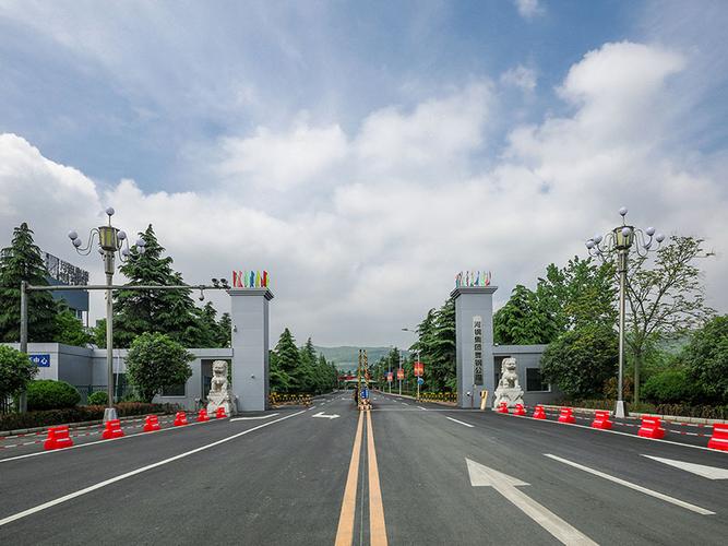 河鋼集團舞陽鋼鐵公司是我國寬厚鋼板生產(chǎn)科研基地。擁有4100mm+4100mm和4200mm+4300mm兩條技術(shù)先進的雙機架寬厚鋼板生產(chǎn)線，配套有國內(nèi)寬厚板行業(yè)優(yōu)勢明顯的鋼錠模鑄線及鋼板熱處理設(shè)施，具有雄厚的研發(fā)制造實力。具有年產(chǎn)鋼500萬噸、寬厚鋼板360萬噸、銷售收入200億元的綜合實力。