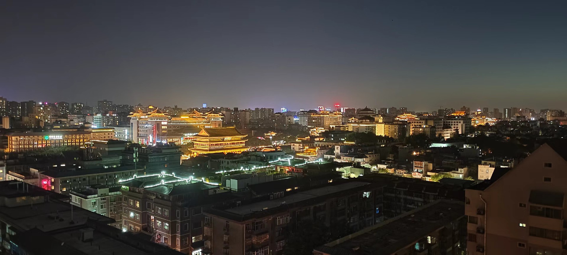 西安是國務院公布的首批國家歷史文化名城，有西周、秦、西漢、唐等在內(nèi)的13個朝代在此建都，是世界四大古都之一，中國古都學會認定的中國建都朝代最多、帝都歷史最長的古都。曾經(jīng)作為中國首都和政治、經(jīng)濟、文化中心長達1100多年。旅游景點有秦始皇兵馬俑博物館、大雁塔、陜西歷史博物館、華清池景區(qū)、碑林博物館等