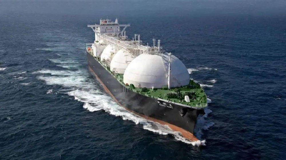 本報訊 9月20日，在萬里長江入海口北側的江蘇省啟東市，由南通中集太平洋海洋工程有限公司采用河鋼集團舞鋼公司高錳鋼制造的國內首臺套高錳鋼船“GasChemPhoenix”用燃料罐交付使用。舞鋼生產的高錳鋼在國內率先實現了實船應用，標志著新一代低成本、高性能超低溫用國產高錳鋼從材料的基礎研究向國內工程應用邁出了堅實的一步，對高錳低溫鋼的推廣和應用具有里程碑式的意義。 LNG（液化天然氣）新型低溫材料高錳鋼，是一種錳含量在22%~25%、不含鎳的一種純奧氏體合金鋼，具有良好低溫韌性、高強度、高延展性能，相比目前傳統LNG船罐材料所用的鎳系低溫鋼，有更加明顯的經濟效益。因此高錳鋼的應用對于LNG船舶制造企業降低生產成本、提升市場競爭力等方面有著重要的實際意義。  1728719721157406.jpg  為助力國家清潔能源水上應用，落實河鋼集團戰略部署，舞鋼作為中國特鋼生產基地，于2019年在國內率先工業化生產出不同厚度規格（8毫米~63.5毫米）的高錳鋼板。經中國船舶重工集團公司某研究所檢驗，該產品塑韌性優良，指標遠超IMO（國際海事組織）和船規的最新要求，達到國際先進水平，打破了國外長期壟斷船用LNG高錳鋼的局面，率先填補了國內該種鋼材生產技術空白。 2022年以來，為了加速高錳鋼實船應用，由船級社、舞鋼、南通中集太平洋海洋工程有限公司及研究院所等單位共同組建聯合研發團隊，突破了高錳鋼的材料性能調控、焊材研發匹配、儲罐成型制備等一系列技術瓶頸，并發布了產品標準和應用指南，實現了我國高錳鋼從材料到應用全產業鏈條的原始創新。