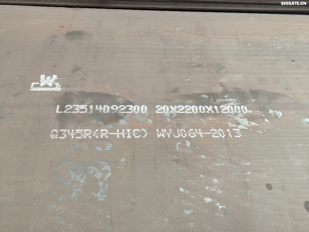 11月29日，河鋼集團舞鋼公司研發生產的一批超長高端容器鋼板順利通過馬來西亞客戶的現場見證檢驗，各項性能指標完全優于合同要求，將如期發往客戶，用于馬來西亞某清潔能源項目的天然氣管道制作。  集團強調，要突出“四個更加關注”，堅定不移貼近市場和客戶，充分釋放區位、裝備、技術等優勢，加快由生產型企業向“制造+服務”型企業轉變。舞鋼深入貫徹落實集團工作要求，充分利用在寬厚板領域的技術優勢，貼近市場需求，突出“四個更加關注”，做好針對海外客戶的技術服務，穩步拓寬舞鋼寬厚板的海外市場。  9541fe68502f1ece2785f98dc10bb05b.jpg  在與馬來西亞某客戶深度對接中，舞鋼了解到該客戶急需一種高端容器鋼板用于某能源項目建設，但因為鋼板生產難度大，要求的交貨期短，此前已有多個鋼廠望而卻步。在深度了解客戶需求的基礎上，舞鋼毫不猶豫地承接了該單合同。針對該批鋼板各項性能指標要求高，生產流程須符合美國ASTM、ASME標準，且全部是超長鋼板的實際情況，舞鋼充分發揮技術優勢，為其設計專屬的供貨方案，解決了客戶諸多技術性難題。  研發過程中，舞鋼依托雄厚的專業技術實力，優化冶煉工藝，創新軋制與熱處理工藝，在確保產品各項性能指標均優于客戶需求的前提下，提高了生產效率，滿足了客戶對合同交貨期的特殊需求，贏得了客戶好評。