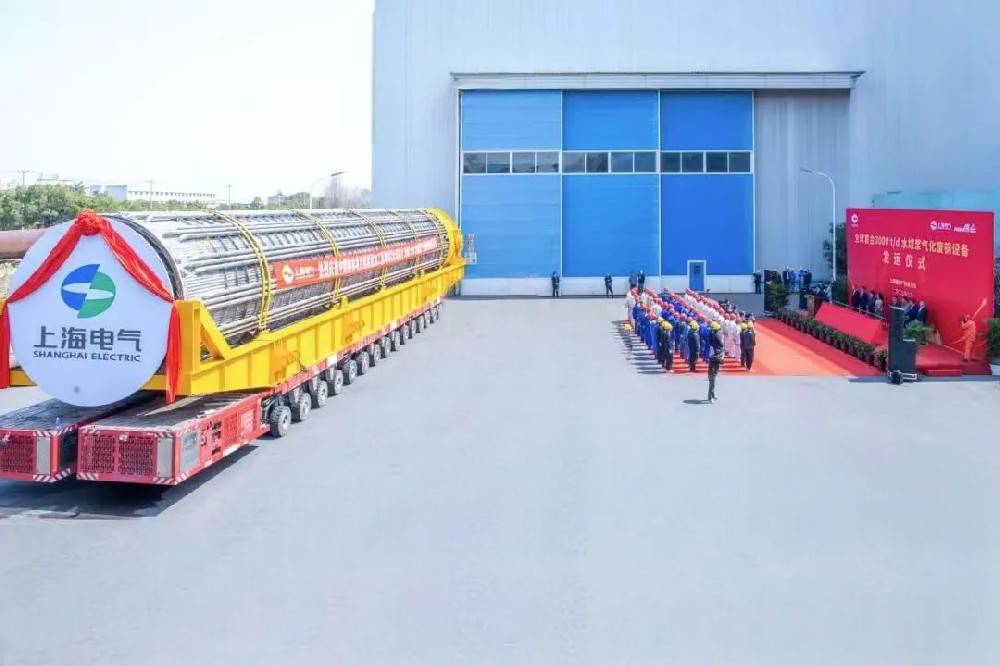 3月23日，全球首臺日處理量達3000噸的水煤漿氣化廢鍋設備，如期發往中煤榆林煤炭深加工基地項目，標志著我國在大型煤氣化裝備領域實現重大技術突破。河鋼集團舞鋼公司生產的1050噸高端容器鋼板，替代進口，獨家用于該設備制造。    舞鋼公司結合行業趨勢和企業定位，快速調整工作思路，把特鋼思路作為企業經營的“法寶”，努力走好高端產品路線。在深入走訪市場的過程中，舞鋼公司了解到某高端客戶計劃設計制造全球首臺日處理量達3000噸的水煤漿氣化廢鍋設備，由于各項技術要求比較高，其專利方美國Ap公司曾要求采用進口鋼鐵材料制造該臺設備。舞鋼公司與該客戶和美國Ap公司進行多輪次深度交流，充分發揮自身在高端容器鋼板領域的技術優勢，為客戶研發契合設計要求的高端鋼鐵材料，贏得了客戶和美國Ap公司的認可。在生產過程中，舞鋼公司高端高效益產品攻關團隊和產線人員密切配合，根據產線實際，創新工藝、生產流程，嚴格過程質量管控，確保了該批高端容器鋼板各項質量指標完全滿足客戶需求，成功替代進口。  中煤榆林煤炭深加工基地項目是煤化工行業碳評價試點示范項目，同時也是化工領域半廢鍋流程煤氣化裝置國家示范項目，是推動煤炭清潔高效利用技術規模化應用的關鍵項目，將為中國煤化工高質量發展注入新動能。此次發運的是全球首臺單爐干基煤炭處理量達3000噸/日的高效廢鍋設備，每小時可生產高壓蒸汽200噸。  