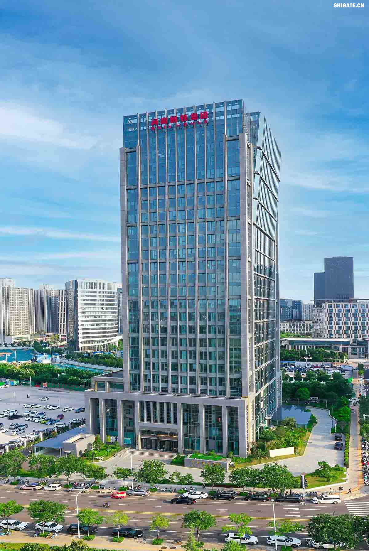 111.jpg 河南鋼鐵集團鄭州總部    河南鋼鐵集團有限公司（以下簡稱河南鋼鐵集團）2023年3月1日注冊成立，注冊資本為人民幣200億元，旗下有安鋼股份公司、周口鋼鐵公司（周鋼）、洛陽銅加工集團、舞陽礦業(yè)公司等子企業(yè)。薄學斌同志任董事長。河南鋼鐵集團是省委、省政府為推動全省鋼鐵產(chǎn)業(yè)轉(zhuǎn)型提質(zhì)、結(jié)構(gòu)調(diào)整和布局優(yōu)化，而作出的重大決策。河南鋼鐵集團的核心企業(yè)安鋼始建于1958年，是新中國第一批重點建設的鋼鐵企業(yè)，為河南經(jīng)濟社會發(fā)展作出了不可磨滅的歷史性貢獻。2023年12月，洛陽銅加工集團有限責任公司加入集團大家庭，開啟了全省鋼鐵、有色產(chǎn)業(yè)融合發(fā)展新征程；2024年7月，集團進入省管重要骨干企業(yè)序列，肩負起帶動全省鋼鐵產(chǎn)業(yè)轉(zhuǎn)型提質(zhì)、結(jié)構(gòu)調(diào)整、布局優(yōu)化和推進全省鋼鋁銅鎂融合發(fā)展的重要使命。  新的歷史時期，河南鋼鐵集團深入學習貫徹習近平總書記關于建設現(xiàn)代化產(chǎn)業(yè)體系的重要論述，主動扛起引領帶動全省鋼鐵產(chǎn)業(yè)和有色產(chǎn)業(yè)高質(zhì)量發(fā)展的責任擔當，明確了今后一個時期“1356”發(fā)展格局，構(gòu)畫了未來發(fā)展的大方向、大路子。按照“穩(wěn)住基本盤、邁向中高端、搶占新賽道”的發(fā)展路徑和“一年打基礎、三年上臺階、五年創(chuàng)一流”階段目標，堅持高端化、智能化、綠色化，向特鋼轉(zhuǎn)型，向先進合金材料轉(zhuǎn)型，著力打造效益一流、產(chǎn)品一流、技術一流、品牌一流、環(huán)境一流、管理一流，營業(yè)收入、資產(chǎn)規(guī)模均達千億級，具有國際影響力、國內(nèi)一流競爭力、區(qū)域最強帶動力的現(xiàn)代化冶金產(chǎn)業(yè)集團。