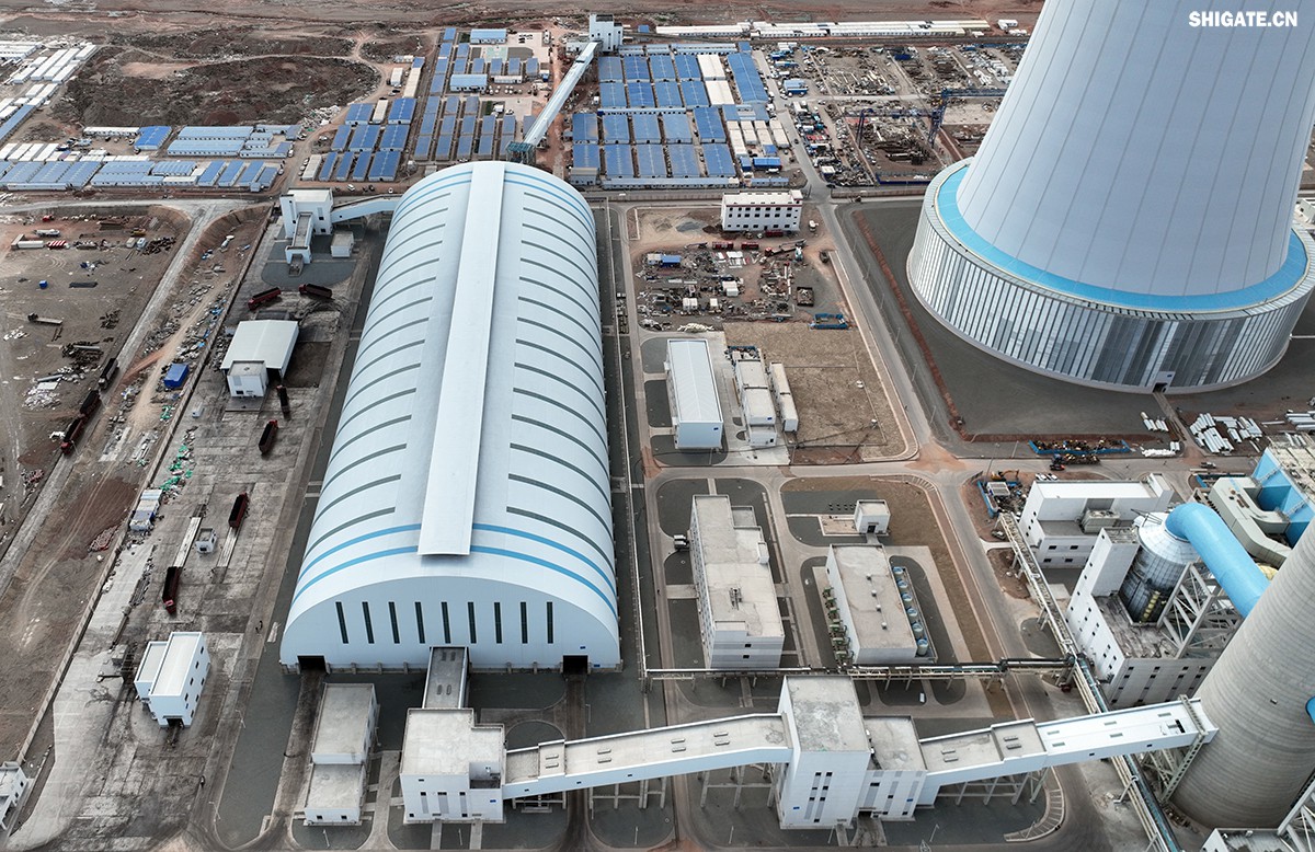9月4日，我國首個“沙戈荒”新能源外送基地——新疆華電哈密2×100萬千瓦煤電項目建成投產(chǎn)，經(jīng)過為期半個多月試運行，狀況良好。在該項目建設過程中，河鋼集團舞鋼公司高端容器鋼板替代進口，獨家用于項目所需國內(nèi)首批100萬千瓦高效超超臨界純?nèi)夹陆邏A煤鍋爐等核心設備的制作，為國家重點新能源項目建設作出突出貢獻。    新疆華電哈密2×100萬千瓦煤電項目是國家十四五重點能源項目，新疆天山北麓戈壁能源基地重要組成部分，也是我國首個“沙戈荒”新能源外送基地首批機組和“疆電入渝”首批電源項目。新疆天山北麓戈壁能源基地通過“風光火熱儲一體化”模式，推動新能源高比例外送，對優(yōu)化電力資源配置、促進區(qū)域協(xié)調(diào)發(fā)展具有重要意義。    640.jpg     河鋼集團舞鋼公司依靠科技創(chuàng)新和技術進步，不斷提升核心競爭力。圍繞市場和客戶需求，在產(chǎn)品創(chuàng)新上下足功夫，做到研發(fā)一代、生產(chǎn)一代、儲備一代，加快鋼鐵產(chǎn)品由“原料級”向“材料級”轉(zhuǎn)變，不斷提升產(chǎn)品價值和客戶服務能力。針對項目方要樹立“戈壁綠電新標桿”的理念，河鋼集團舞鋼公司與參建單位聯(lián)合，為其生產(chǎn)項目核心關鍵設備提供所需鋼板。在生產(chǎn)過程中，科技人員創(chuàng)新工藝，在冶煉、軋鋼環(huán)節(jié)增加3項附加要求，嚴格跟蹤工藝執(zhí)行，攻克了鋼板表面質(zhì)量易波動等行業(yè)難題，確保了鋼板各項指標完全滿足客戶需求并按期交付。    新疆華電哈密2×100 萬千瓦煤電項目是國家“十四五” 重點能源項目，也是“疆電入渝”工程的重要配套電源。項目位于哈密三塘湖戈壁腹地，規(guī)劃裝機容量200萬千瓦。江西水電承建了該項目輸煤系統(tǒng)建筑安裝工程，包括輸煤棧橋、轉(zhuǎn)運站、碎煤機室等關鍵設施。自2024年4月開工以來，面對施工現(xiàn)場自然環(huán)境惡劣和緊張工期等諸多不利因素，江西水電項目團隊齊心協(xié)力、迎難而上，精心組織、科學管理，統(tǒng)籌抓好安全、質(zhì)量和進度，全力推動項目建設，確保了輸煤系統(tǒng)全線設備安裝、調(diào)試工作順利完成，為機組燃煤供應提供了可靠保障，為首臺機組投產(chǎn)奠定了堅實基礎。    b1e903722c7a4f6b8aa0be1839829f67.jpg    在項目建設過程中，江西水電項目團隊始終堅持高標準、嚴要求，積極與各參建單位協(xié)同作戰(zhàn)，克服了一個又一個技術難題。特別是在1號機組順利通過168小時試運行后，項目團隊乘勝追擊，加快推進2號機組建設，僅用兩個月時間就實現(xiàn)了2號機組的投產(chǎn)，安全、優(yōu)質(zhì)、高效地完成了既定目標，實現(xiàn)年內(nèi)1號、2號機組雙投。    據(jù)了解，新疆華電哈密 2×100 萬千瓦煤電項目采用了國產(chǎn)高效超超臨界間接空冷燃煤機組，配套建設了封閉式煤場和210米高鋼結構間冷塔，具有顯著的技術優(yōu)勢和環(huán)保效益。投產(chǎn)后，該項目每年預計可向重慶輸送電力超360億千瓦時，并支撐建設1020萬千瓦新能源項目，每年新增綠電249億千瓦時，在保障能源供應的同時，為我國碳達峰碳中和目標的實現(xiàn)貢獻積極力量。